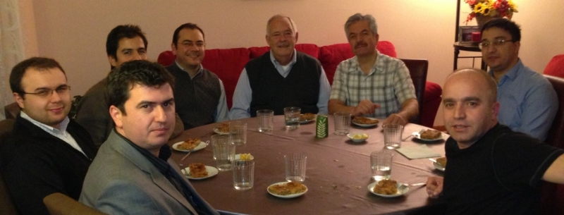 Pater Thomas Michel bei einem geselligen Essen mit einigen muslimischen Freunden